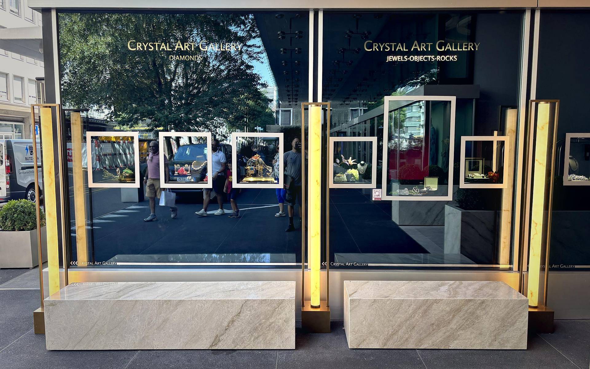 Crystal Art Gallery mit Leuchtsäulen