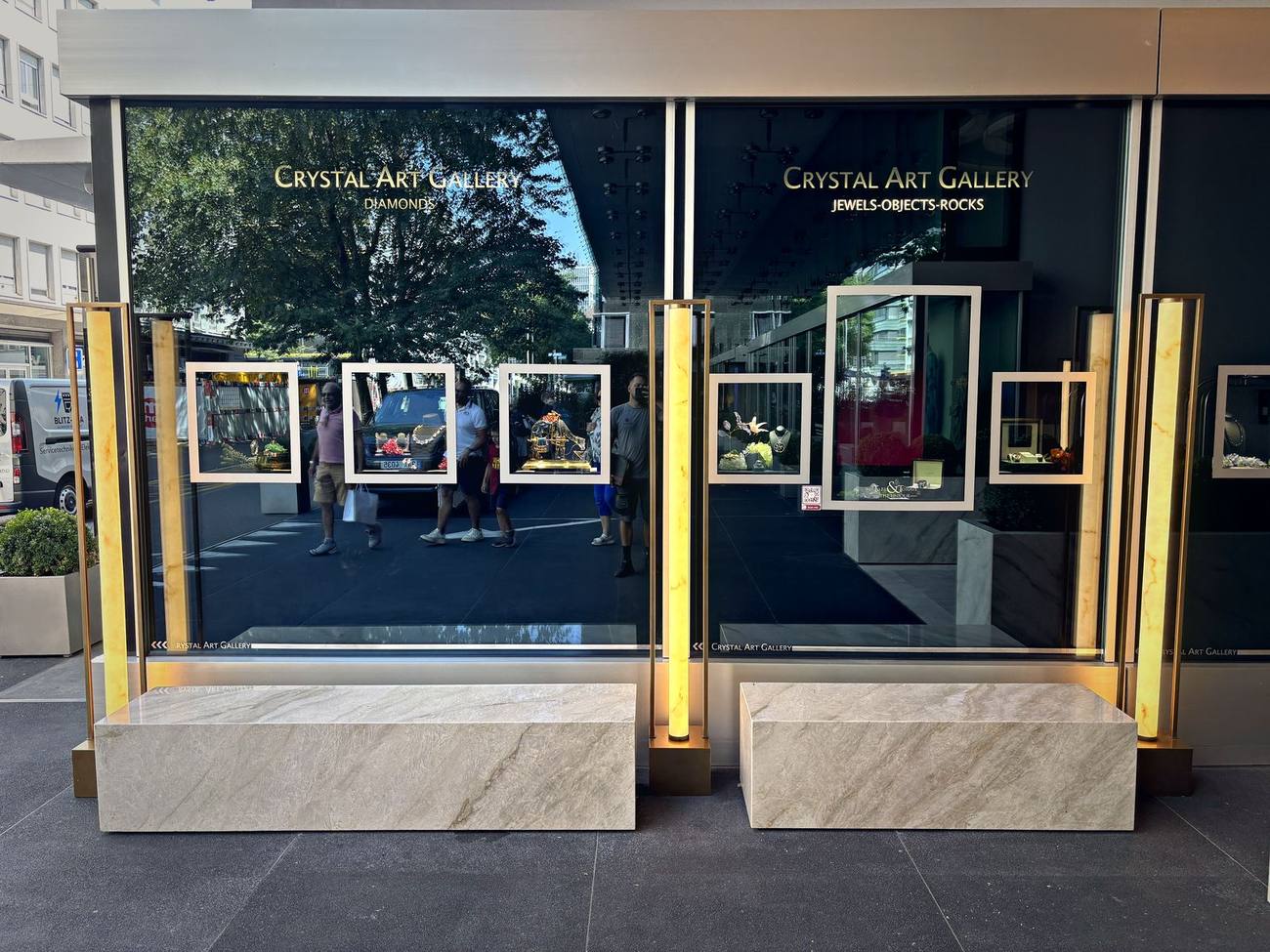 Schaufenster der Crystal Art Gallery mit beleuchteten Säulen