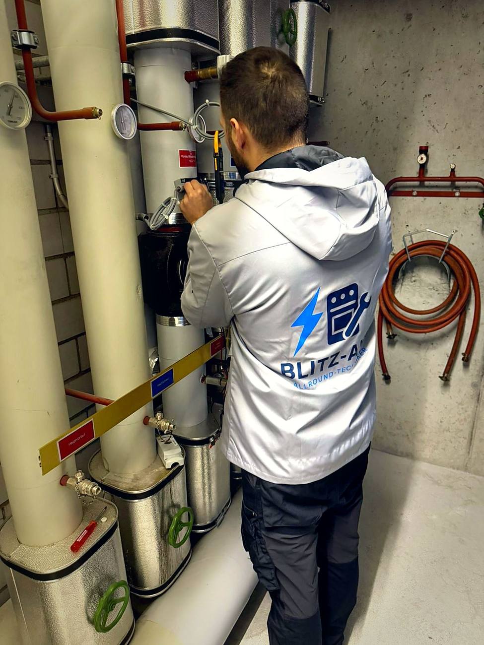 Blitz-AHA Techniker misst an einer Heizungsverteilung