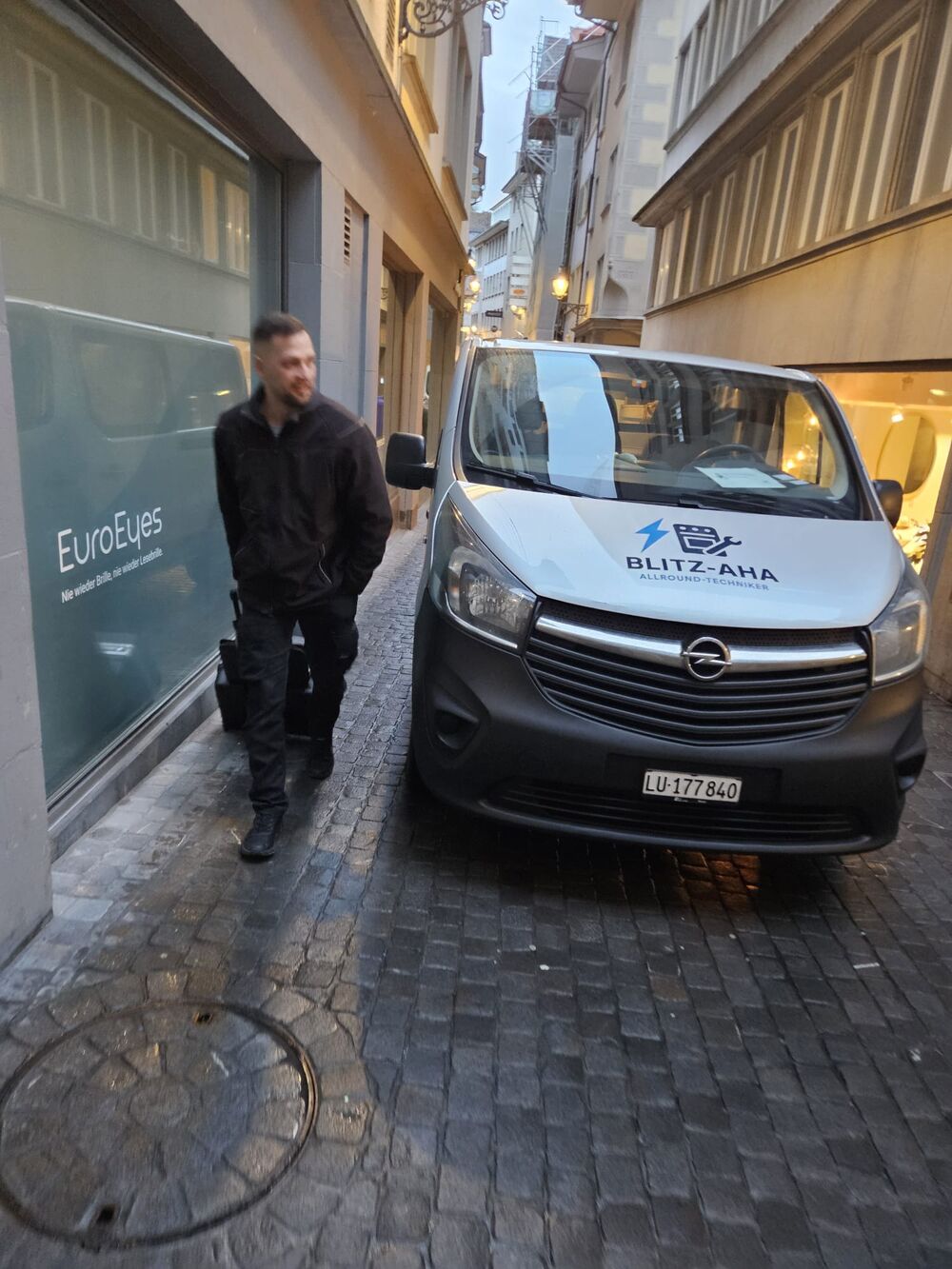 Blitz-AHA Servicebus in der Luzerner Altstadt, Techniker mit Werkzeugkoffer