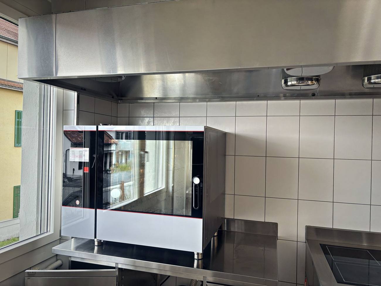 Neu montierter Salvis Kombi-Steamer unter der Haube